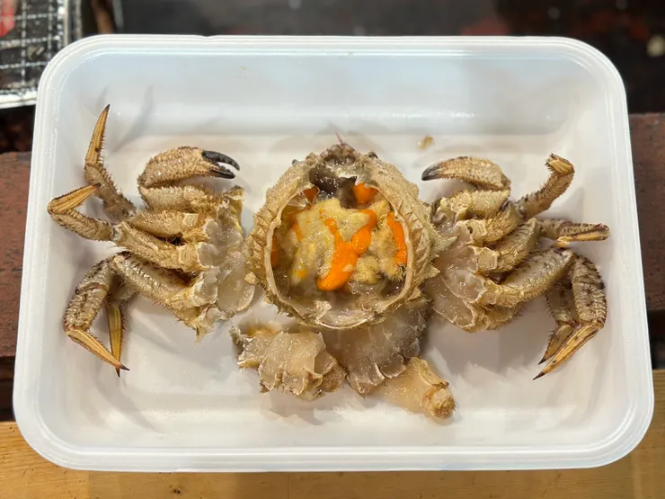 另外還買了毛蟹,跟老闆說一人吃,所以買了500多円一隻毛蟹,還幫我洗乾淨拆好,方便燒烤!