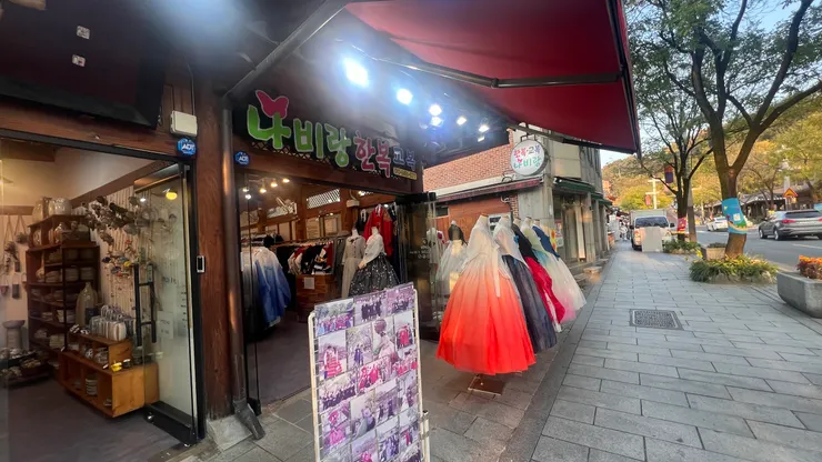 商店街還有停在人行道的車輛