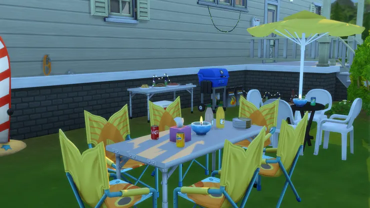 有很多客人會來,所以我加添了餐桌椅。這些摺桌摺椅平時不用會收起來。