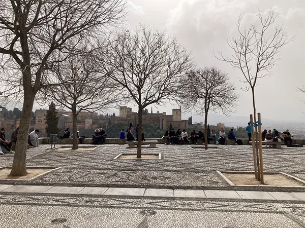 阿爾拜辛最高點的聖尼古拉斯觀景台Mirador de San Nicolás，遠眺對面山丘上的阿罕布拉宮。唱傳統歌曲的吉他手會在阿爾拜辛區不同的廣場流動，帶給遊客沈浸式的安達魯西亞風情。