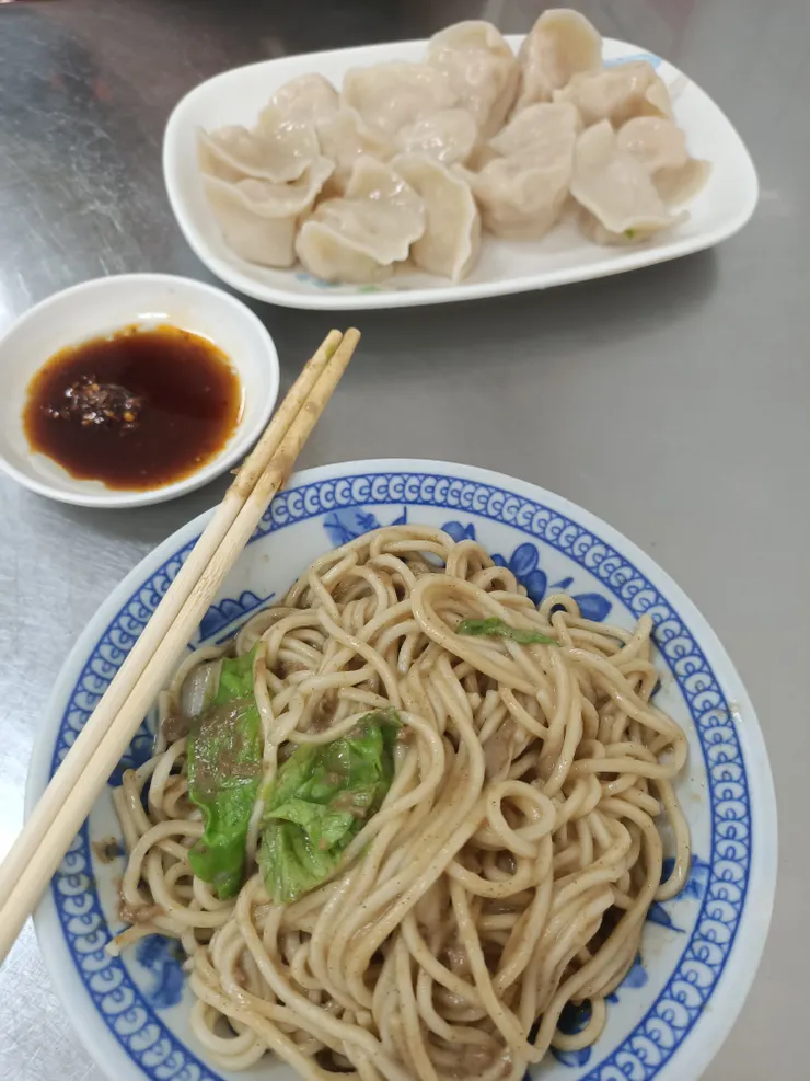 在附近的麵店，吃中餐！