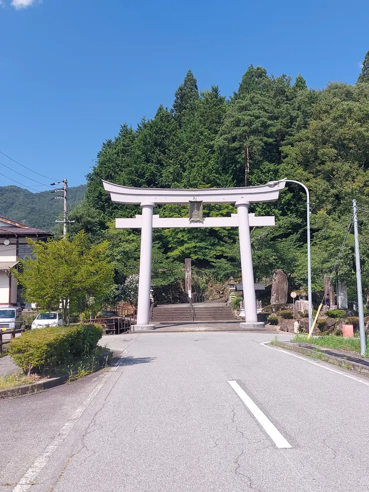 從遠處拍氣多若宮神社入口，空無一人的街道搭配被背後是鬱鬱森林的神社入口，感覺格外的神祕