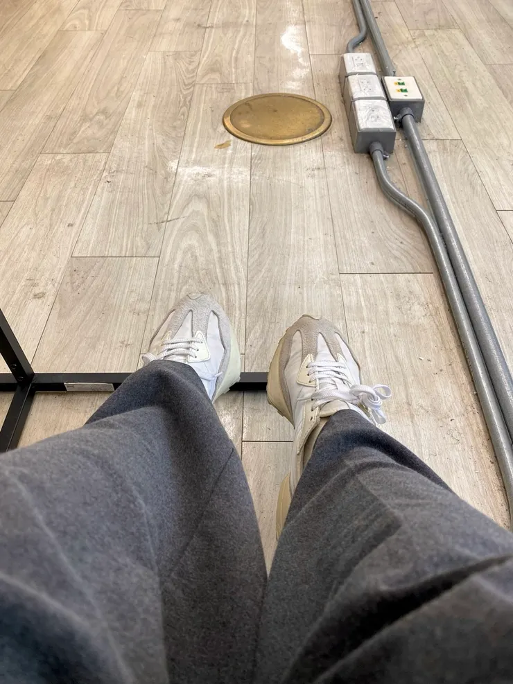 等待面試中 feat.公司地板