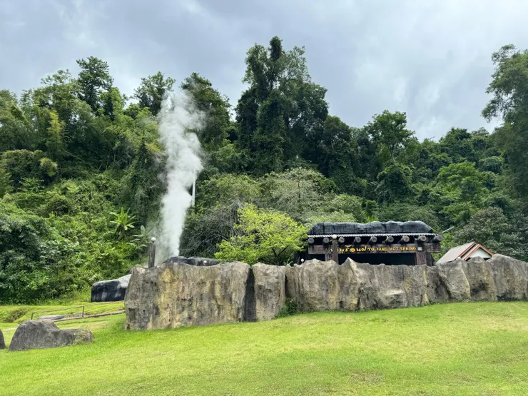 地底噴出的熱泉