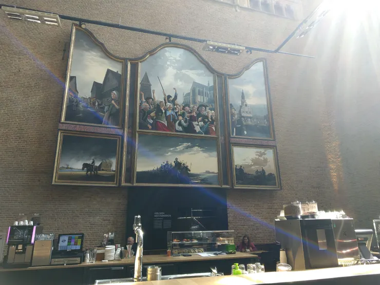 咖啡廳一邊牆上的大型畫作