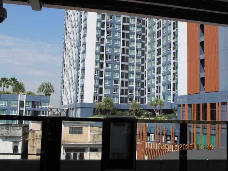 Samrong站旁邊有又新又大又高的住宅,還看到無邊際泳池