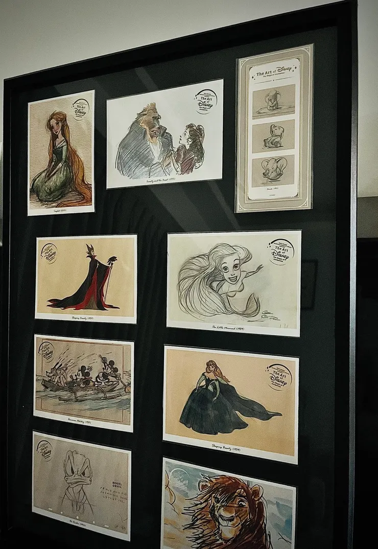 在展場買的明信片。通常我喜歡裝進畫框裡掛起來，比一張張散放要有意義得多。然後美女與狒狒我不能接受。