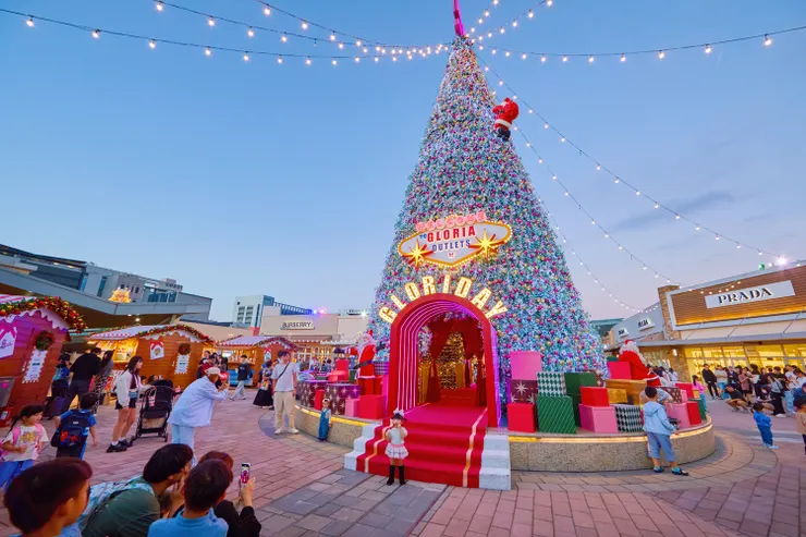 華泰邁入10週年,最受喜愛的20米穿越聖誕樹重磅回歸! 超巨、超閃、超吸睛的聖誕樹點亮二期廣場。傍晚燈光亮起時氛圍感滿分,每個角度都絕美好拍