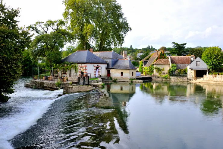 【安德爾河上的美麗石橋流連照相！在阿澤萊里多。】