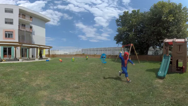 義大利母嬰監獄設計十分人性，顧及小朋友成長所需。（圖片來源：https://vrfilmlab.tw/movie/surfacing/）