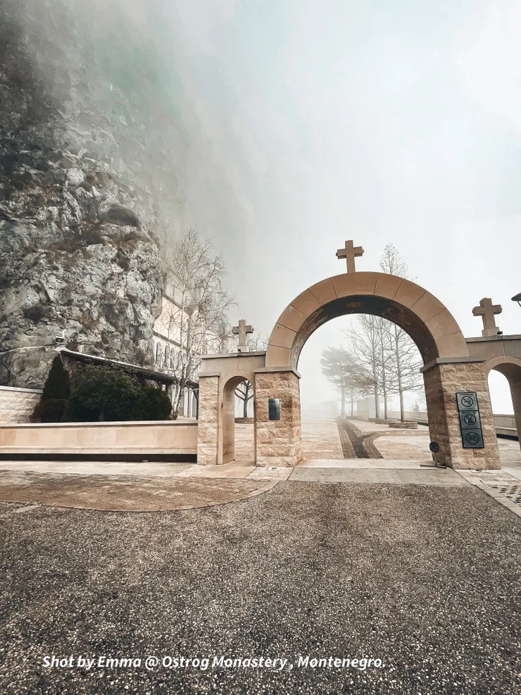奧斯特洛修道院 ( Ostrog Monastery ) 入口