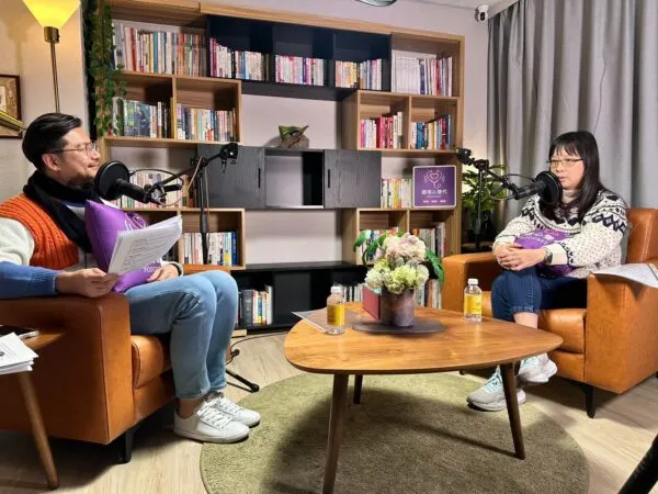 個案管理師武芮竹（右）於節目中暢談自身經驗，認為護病比優化不只是改善勞動條件，更是為了確保病人的醫療質量與安全。（資料來源：衛福部照護司）