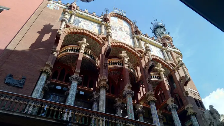 與鄰近建築很近，能拍到的建築外觀全景受到限制