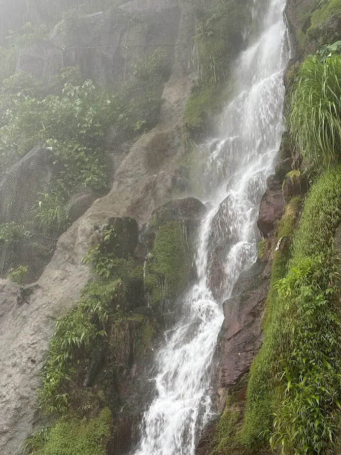 有時不是漸行漸遠，而是瞬間墜落。一條原本並行的水流，突然決堤，方向改變。 拍攝地點：陽明山小瀑布