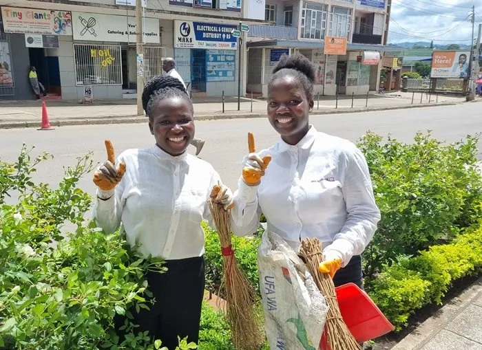 ▲ 新天地馬拉威地區聖徒於「第8屆光與鹽之日環境清潔志工活動」中拍照紀錄。【照片提供：新天地馬拉威地區】