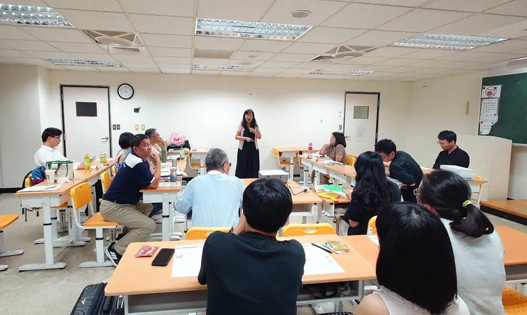 我喜歡這裡的「鬆」。不是隨便的鬆,而是大家都願意留出一點空間,讓彼此說話、讓氣氛呼吸。