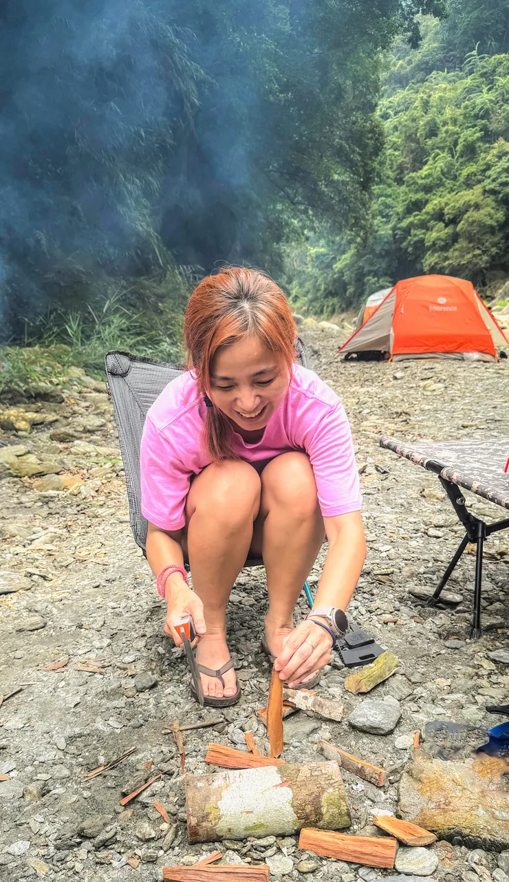 試用探索戶外新產品小斧頭,然後亂砍一通,嚇得大家汗毛直豎!🤣
