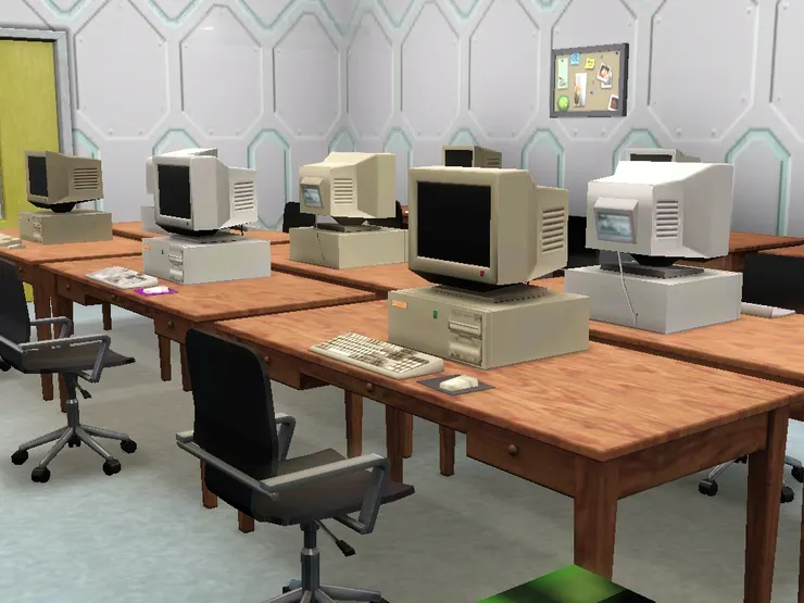 牆上也有報告板，提醒學生課堂需注意的事項。