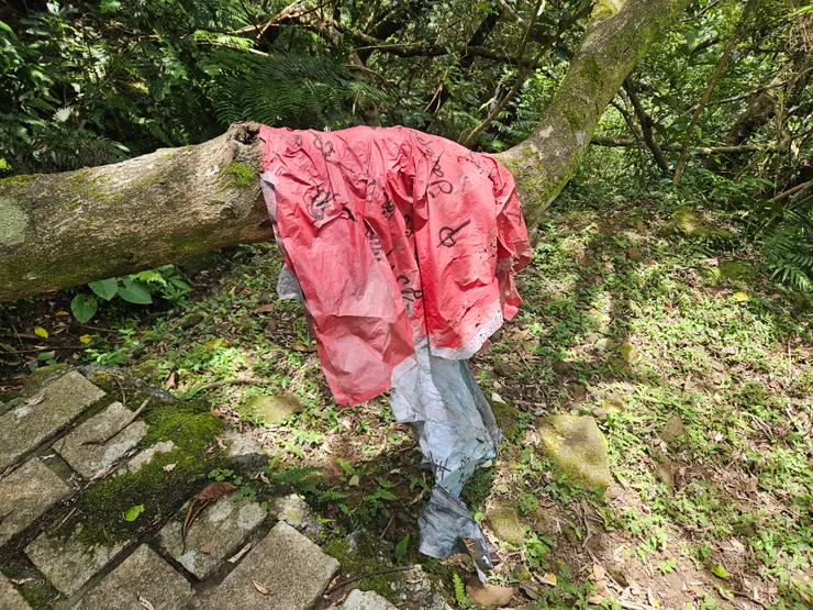 行走菁桐一帶的山區，又見天燈垃圾，還好，比5年前少了許多