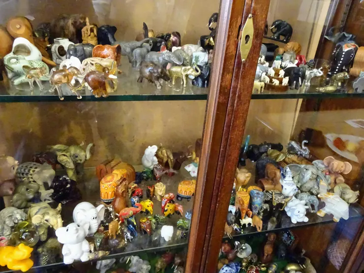 玻璃櫃中收藏了許多大象偶