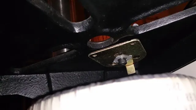 平台底部的照片，以 M4 螺絲將花梨木柱鎖在平台上