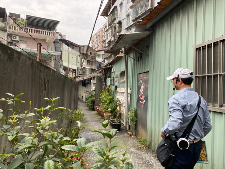 溪流約略與辛亥路四段平行，在公寓後巷往西南方向流動