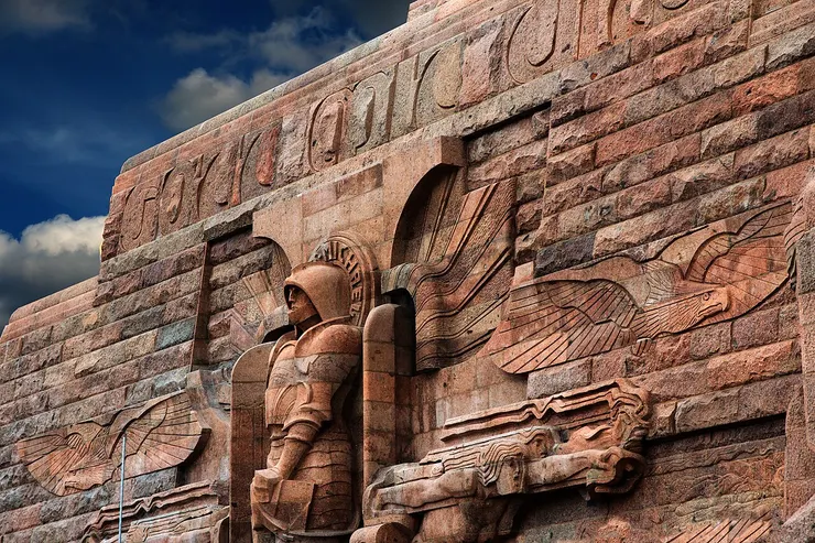 從右側觀看浮雕，可以看到「Gott mit uns」的銘文