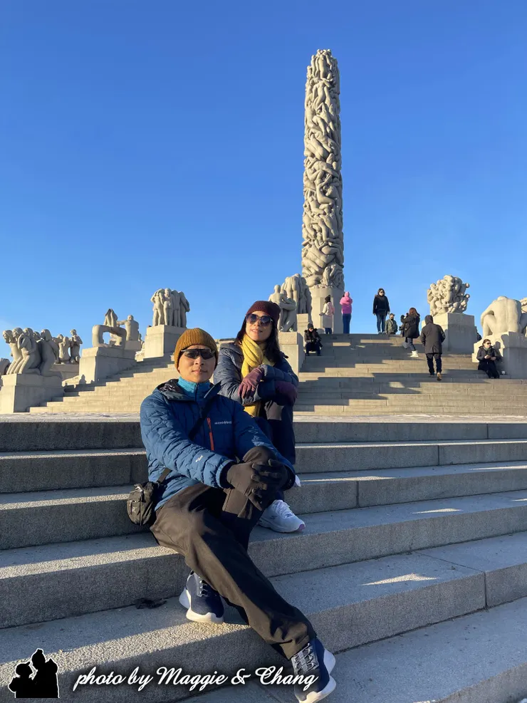 維格蘭雕塑公園~站在人生柱前，彷彿看見人生的高低起伏全刻進石頭裡。121個纏繞的人體，是掙扎、是成長、也是生命的永恆輪迴。 在這樣的雕塑群中漫步，內心也不自覺變得寧靜深沉。這不只是公園，更像是一場關於人生的藝術散步。