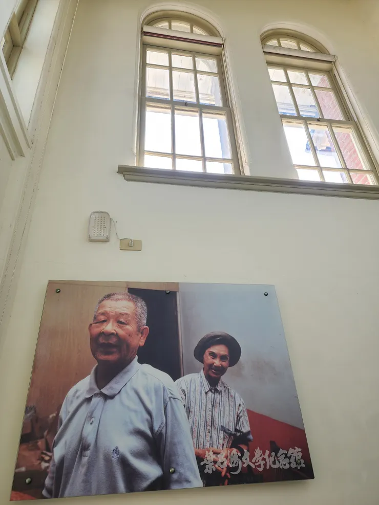 上樓迎面掛著的照片