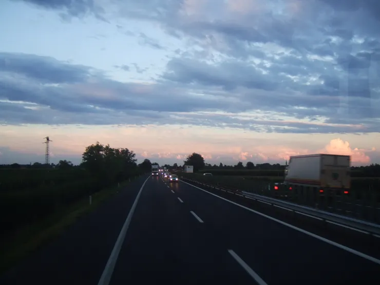 短暫的夕陽金黃色消失後，眼前的天色轉成這樣。攝於2007年8月，前進義大利的高速公路途中。