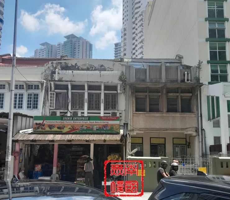 隱藏在招牌中的同善路老排屋。-本人攝於2025年4月25日。