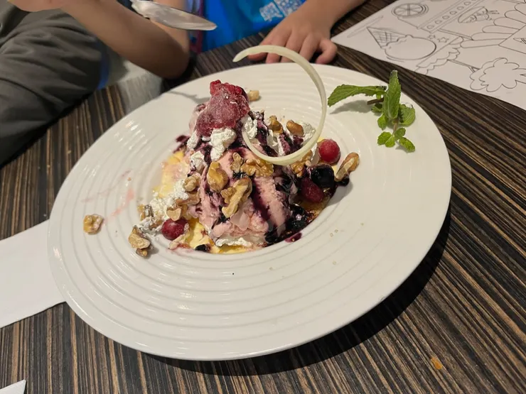 甜心美莓，剛上來很美，挖到一片狼藉才想到拍照。