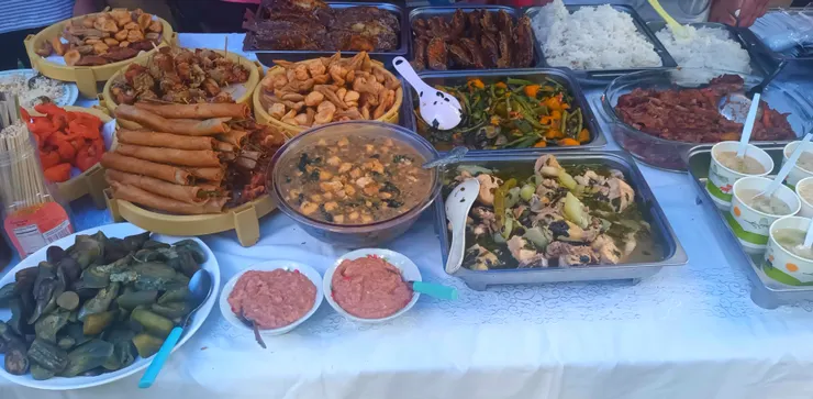 午餐，左邊一條一條的就是糯米椒