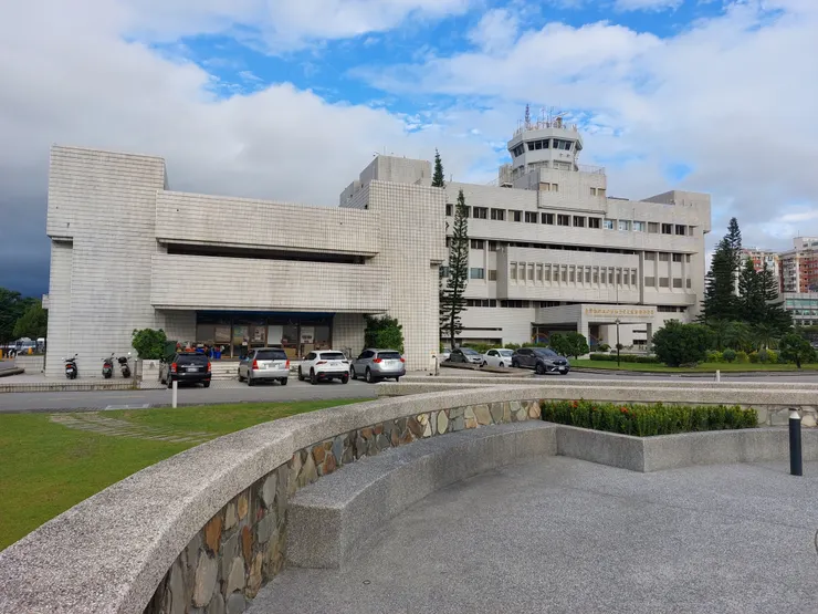 左為羽球館,右為港務分公司 / 資料來源:我自己