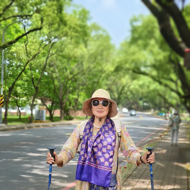 【髖骨手術後不到1年，老媽已可如常行走，遵醫囑左、右各拄一根健行杖，日行5,000步以上没問題，以86高齡又甫自髖骨接合手術復原者來說，可謂健步如飛，根本滿血復活，而要去見老友，竟有心理障礙！此為2025年4月底帶她去中興新村走走。】