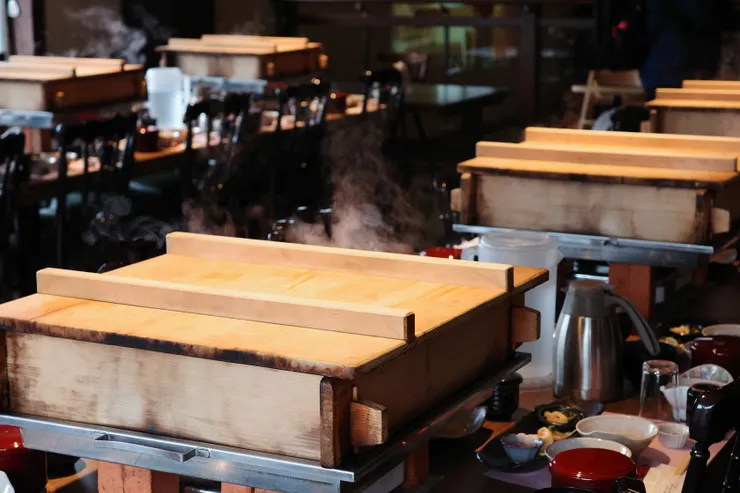 餐桌上都是超大蒸籠