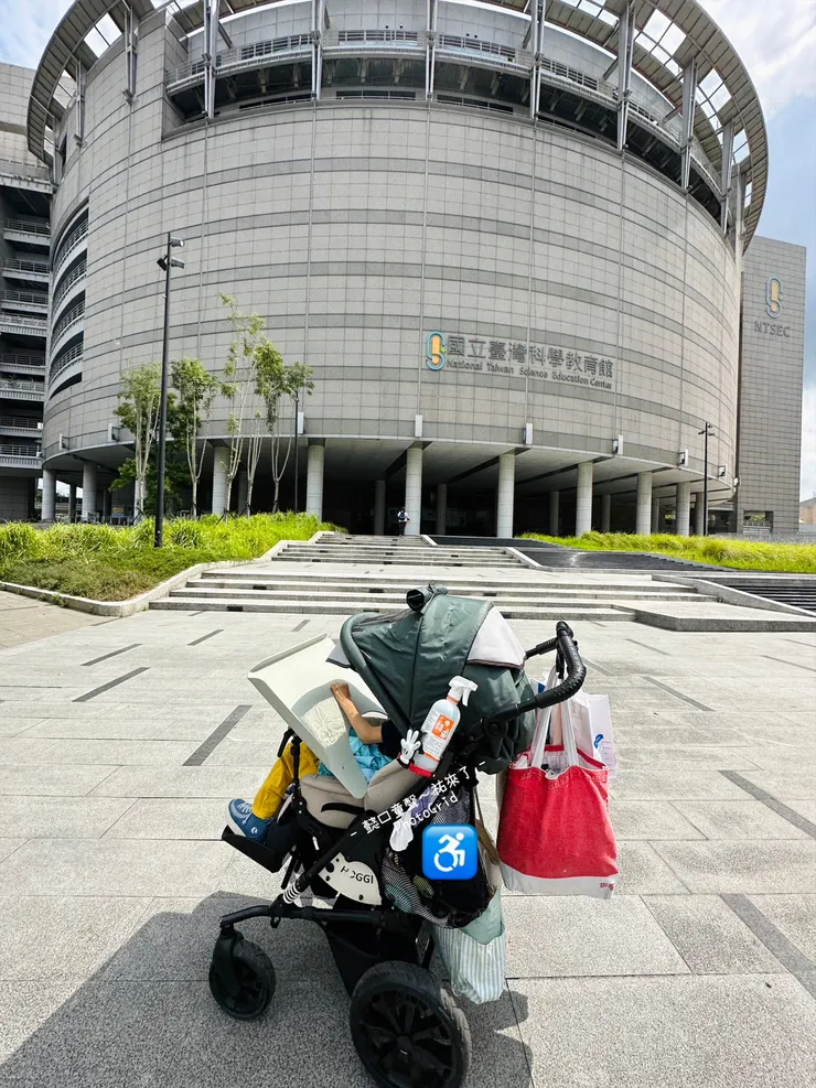 無障礙斜坡在這入口處的右側。