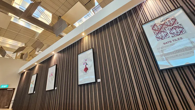 新翔貴賓室牆上有許多藝術作品可以看!最右邊那幅的主題是新翔磁磚!不明白是什麼意思?