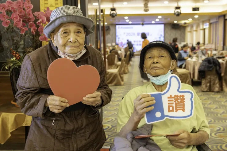 (圖說:服務使用者傅進發(右)在母親的陪同下,前來參與「愛圍爐」活動。)