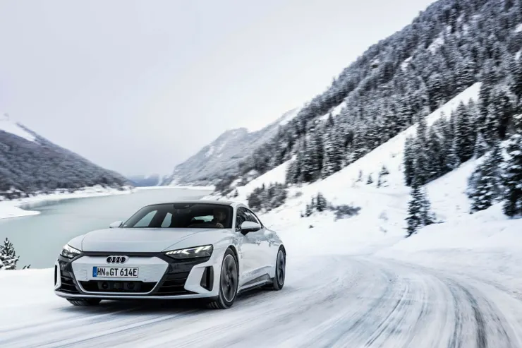 ▲台灣雖然不像其它溫帶國家/地區需面對寒冷氣候，但仍需注意溫度對鋰電池性能的影響（包含充放電效率、可用電容量等），另外就BEV來說，車艙供暖也需額外耗費能源，因此冬季駕馭的電耗、續航里程將有感打折，若是車輛常於都會區短途行駛，前述因素的影響還會再進一步放大（主要因電池相對較難充份加溫）。