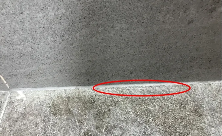 只能用刷子沾上防水劑輕輕刷在磁磚細縫上，以免深色地磚留下明顯的白色水劑痕跡，但再小心也會留下一點點白色細線紋路