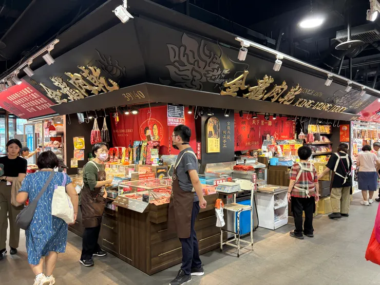 金龍肉乾的豬肉條、豬肉乾也很有名喔！