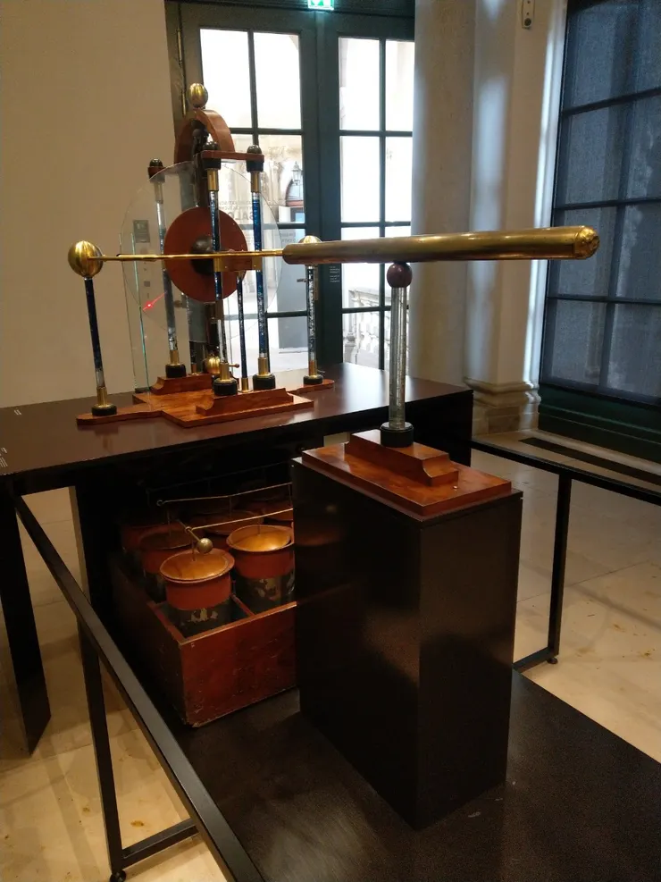 可分離正電與負電讓人被感電的儀器