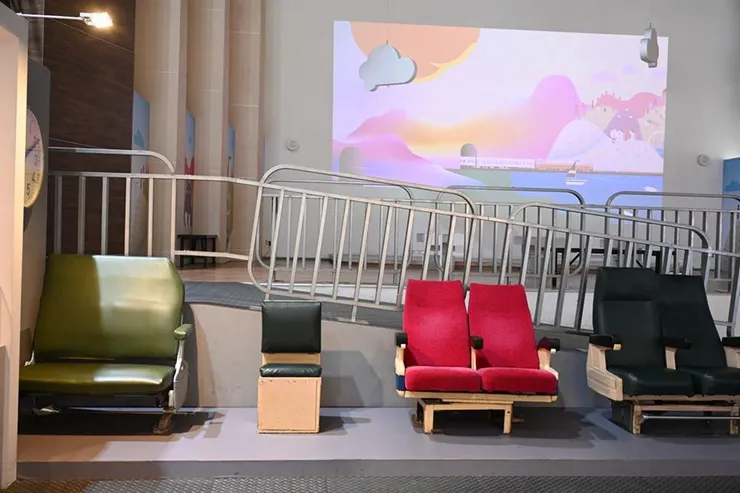 鐵道文物館中還有擺放不同年代的火車座椅，讓遊客試坐，感受時代的變遷。（圖片來源：快樂的過每一天）