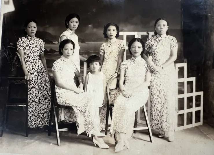 這是奶奶（坐者右一）和結拜姐妹們的合照，媽媽這個小跟班也跟去了，她只穿著背心和拖鞋，所以照相師把她擺在後面把腳藏起來，拖鞋才不會被看到。