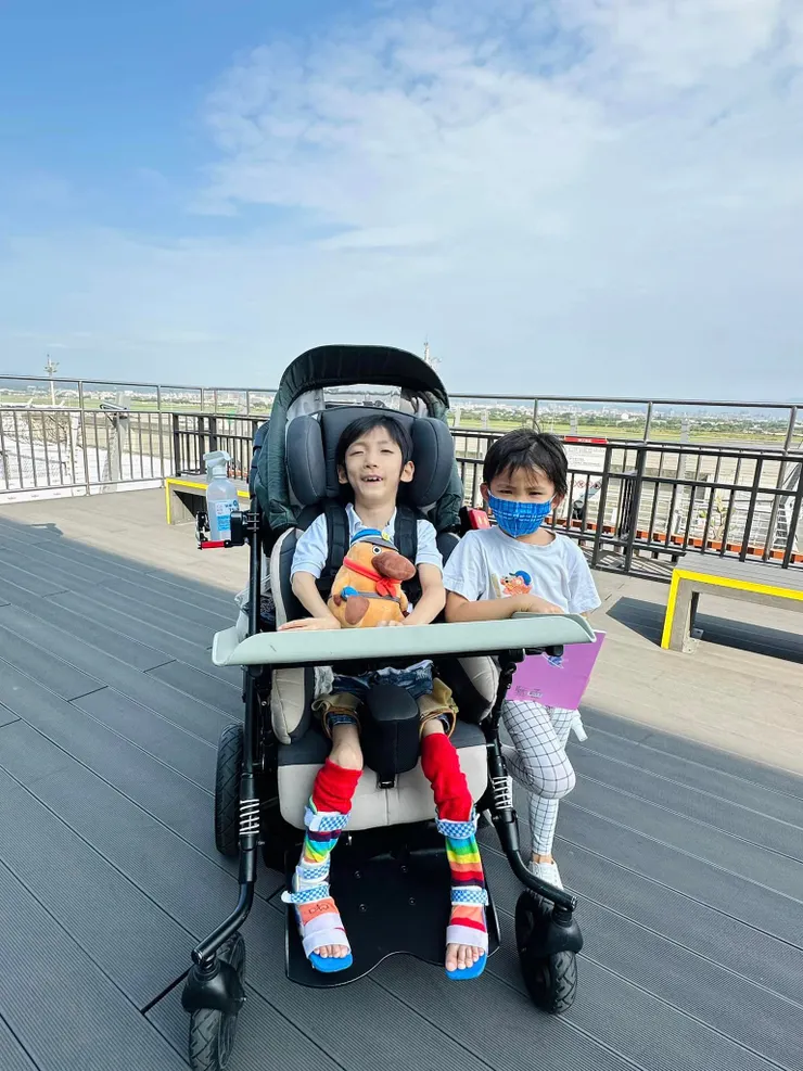 停機坪上一起看飛機。〔桃園〕