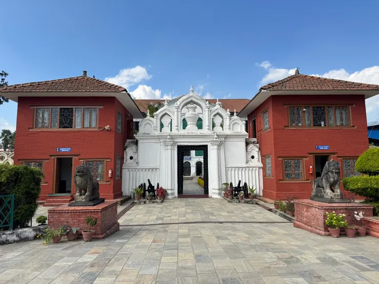 進入大門後見到的建築，是精美雕像的主要展區。