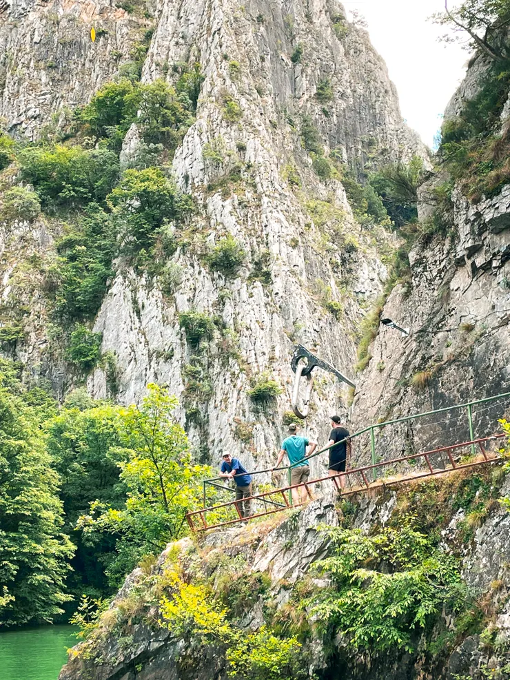小徑一路沿著山壁開拓，有輕鬆路段也有艱險路段。