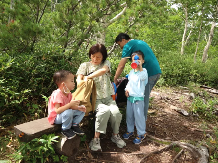 2023北海道,出外踏青的時候,阿嬤的包包總是能夠變出零食
