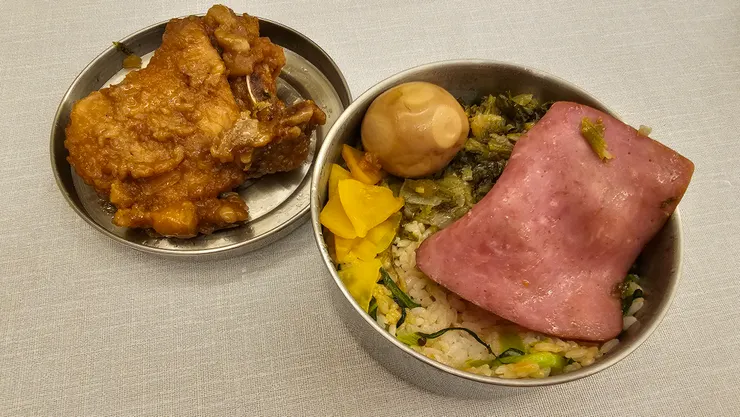 這是2023年第八屆鐵路便當節我買的699元復刻懷舊鋼盒便當!菜色全都很經典!